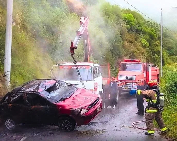 Carro se incendia en Patate tras chocarse y volcarse en la vía.