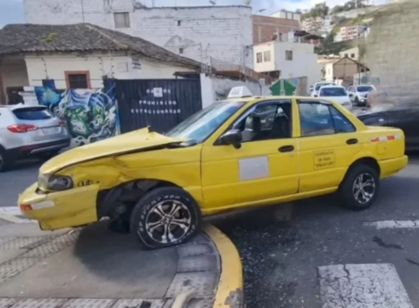 Choque en las calles Juan B. Vela y Olmedo en Ambato.