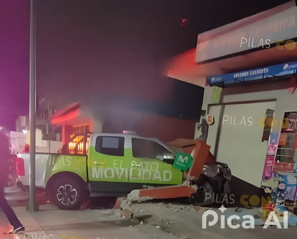 Choque entre dos carros, un patrullero involucrado.