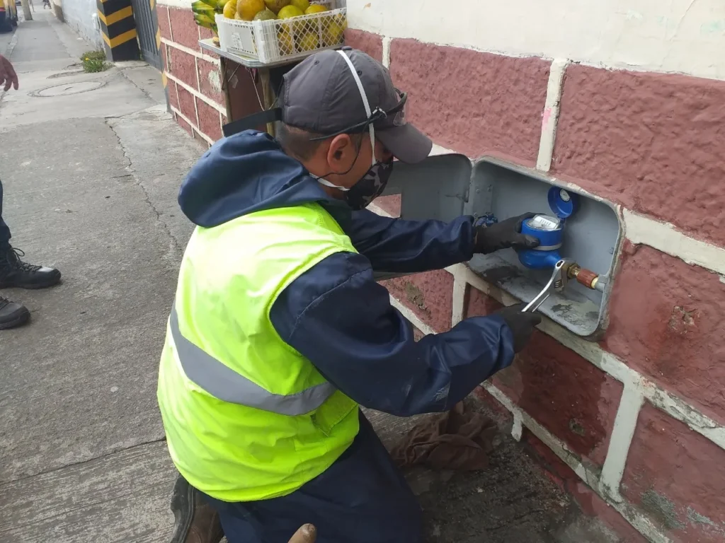 ¿Cómo sacar un medidor de agua en Riobamba 2025?
