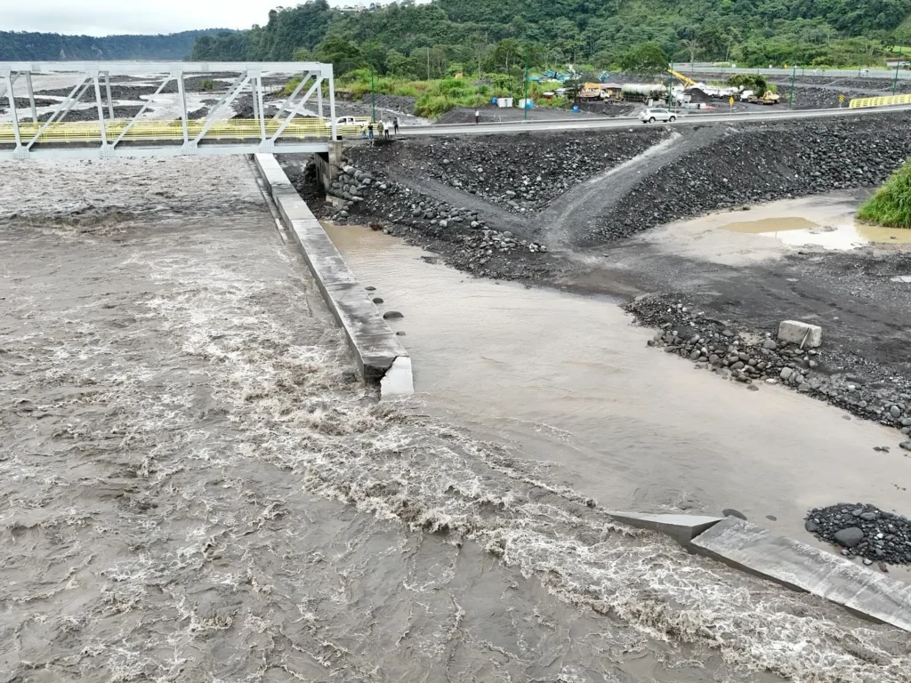 Creciente del río Upano afectó a muro en el nuevo puente
