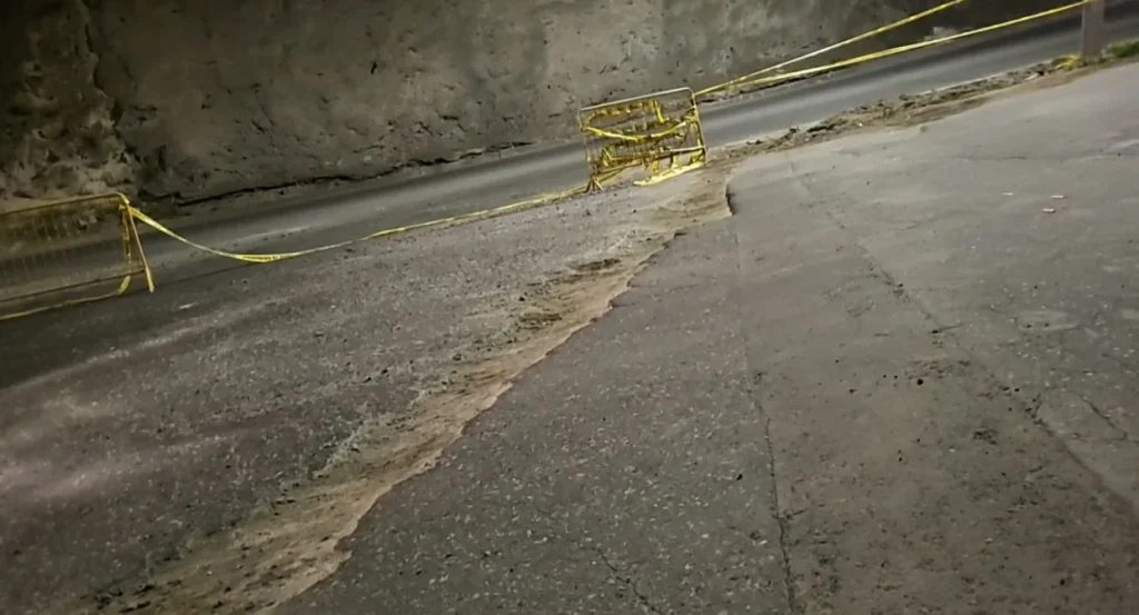 Daños en la vía del Paso Lateral son un peligro en Ambato.