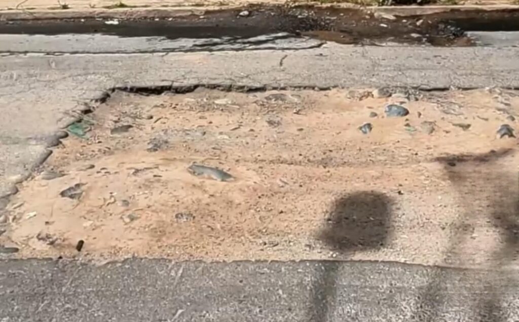 Daños viales en sectores de Ambato.