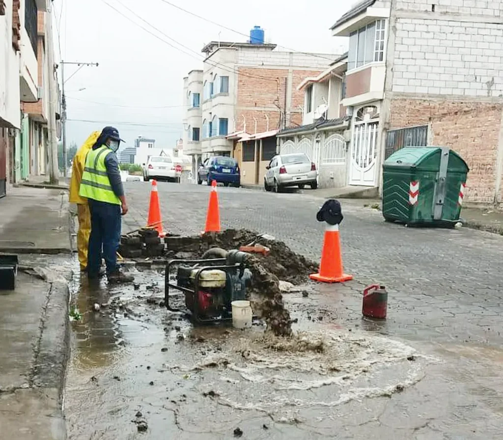 ¿Dónde denunciar una fuga de agua potable en Riobamba?