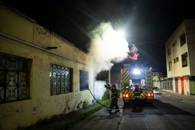 Bomberos de Riobamba apagaron incendio en una casa