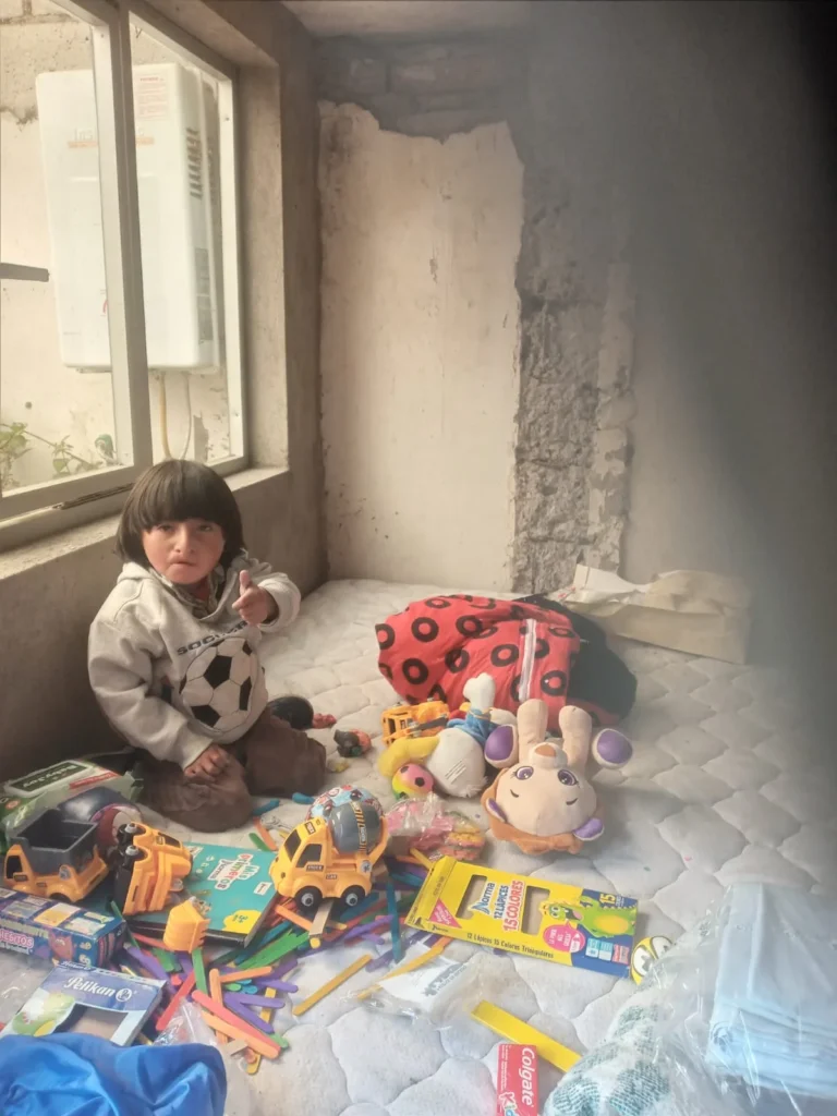 Pese a las limitaciones del hogar, su familia le trata de dar una vida normal y digna