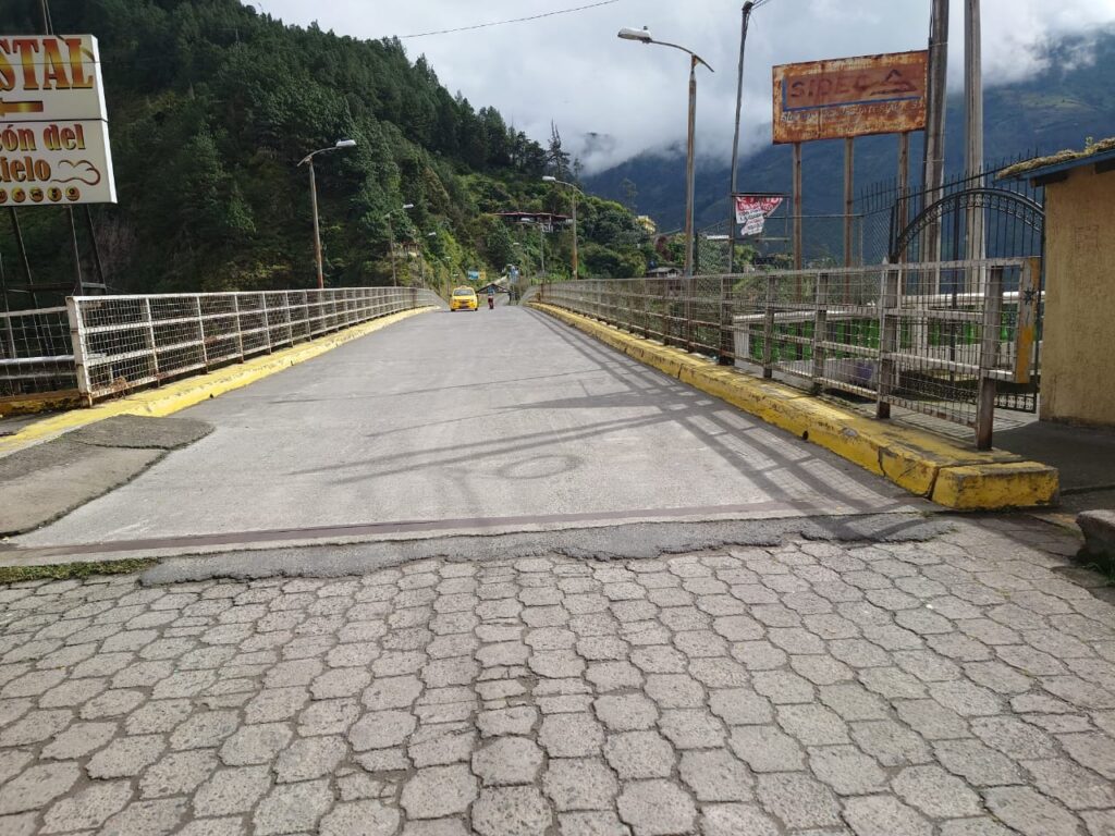 Pareja muere tras caer del puente San Francisco en Baños