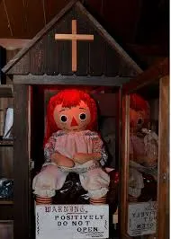 ¿La Muñeca poseída Annabelle se escapó