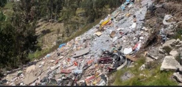 La basura ya llega a la vía en el Paso Lateral sur de Ambato.