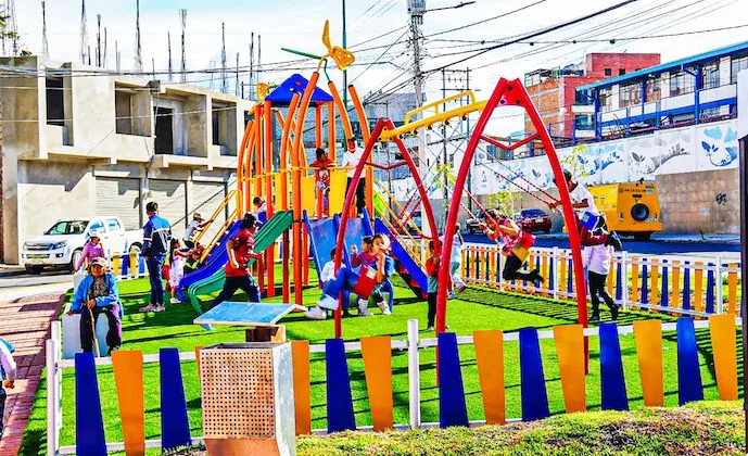 Mantenimiento de juegos biosaludables en parques de Ambato.
