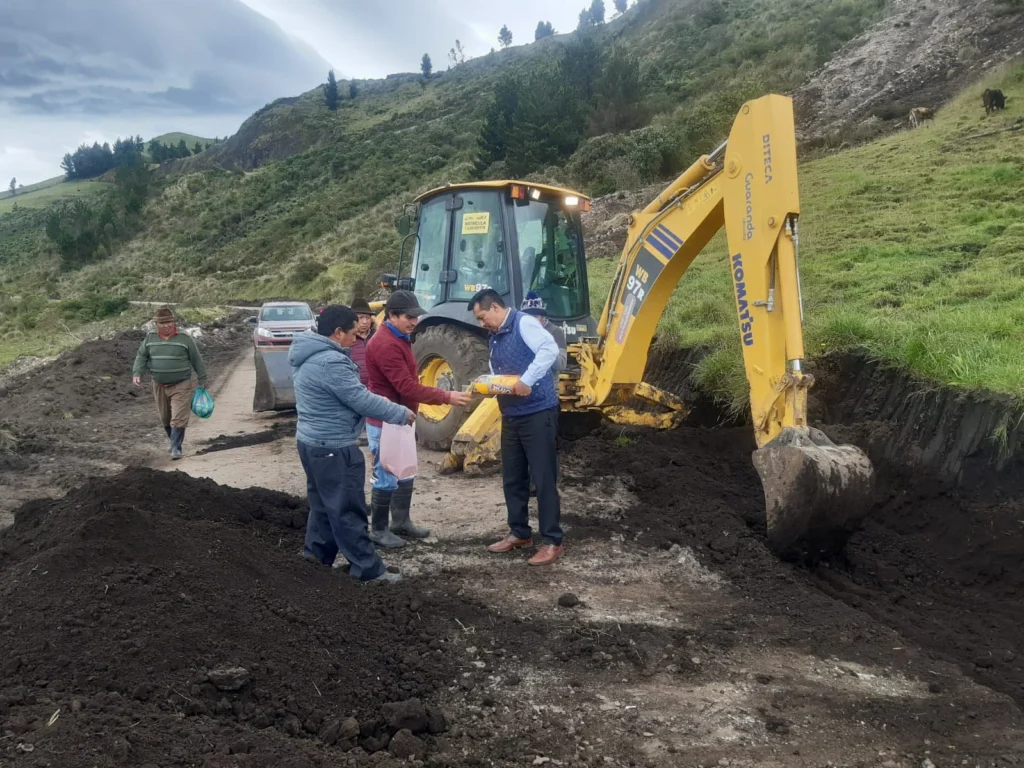 Mejoran vías rurales en Simiátug para mayor conectividad