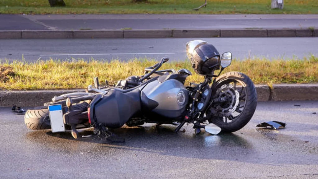 Motociclista muere tras chocarse con una casa en Píllaro.