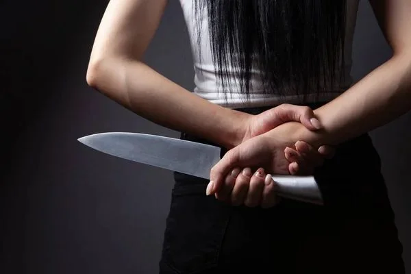 Mujer apuñala a su pareja por infiel.
