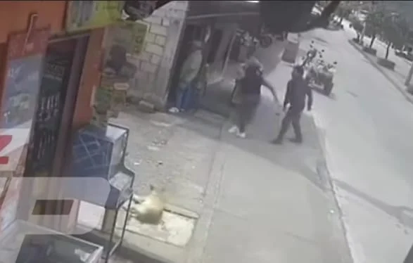 La indefensa madre de familia es agredida por el cobarde sujeto de manera imprevista