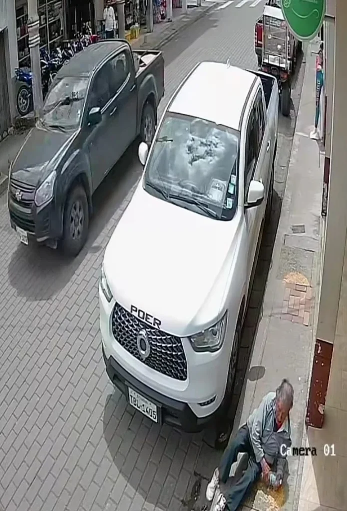 Aturdido, por el traicionero ataque, el adulto mayor yace en el piso