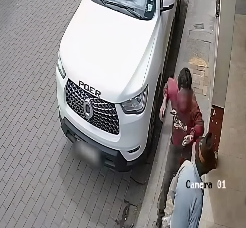 Hombre golpeó a mujer y adulto mayor en Pallatanga. En la imagen consta la agresión al adulto mayor