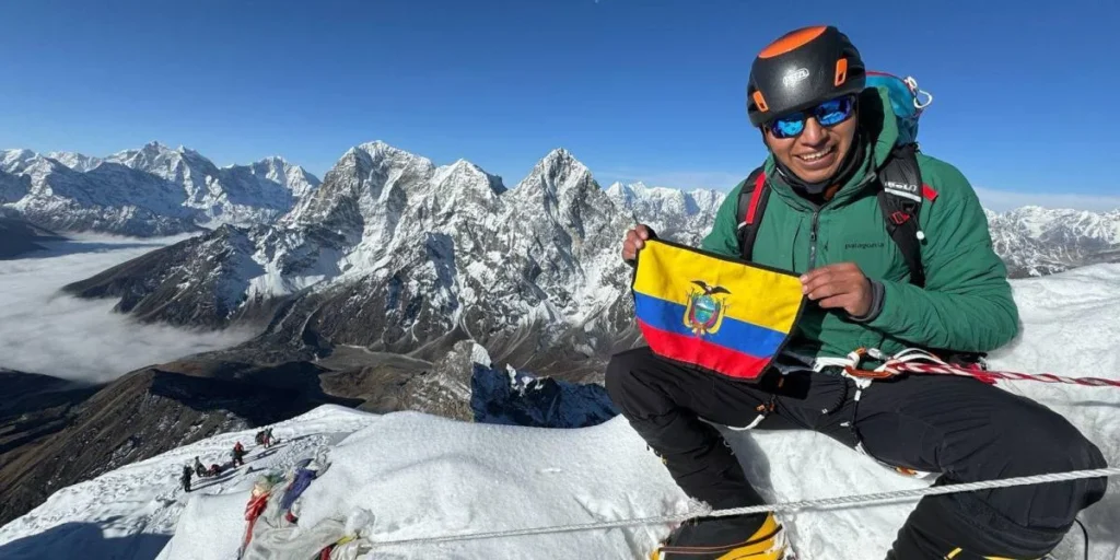 Policía, Patricio Arévalo sube el Everest sin oxígeno suplementario