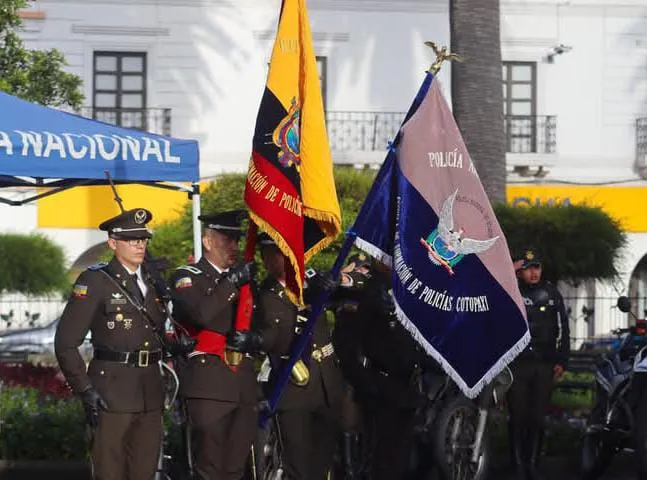 Policía Nacional Cotopaxi rindió homenaje por 24 de mayo.
