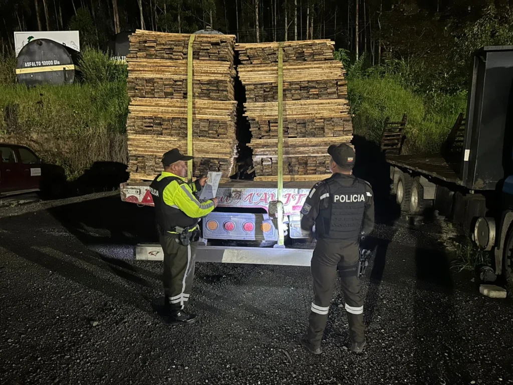 Policía retiene madera ilegal en operativos en Bolívar