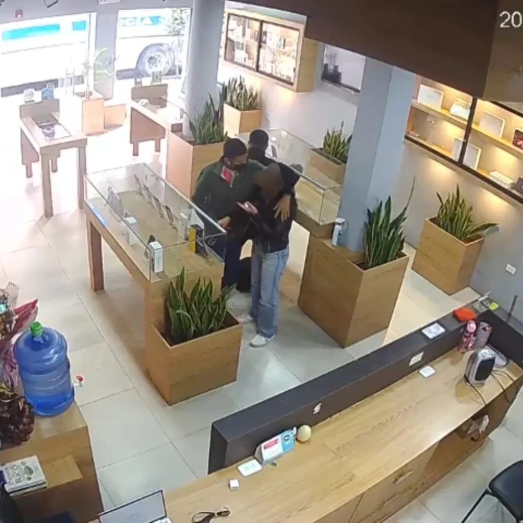 Un delincuente la abrazó y le apuntó con el arma al estómago, mientras el otro robaba los celulares