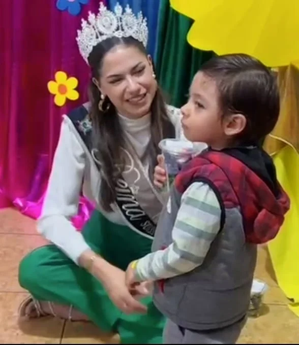 Reina y Paquita Policía visitaron niños en Bolívar