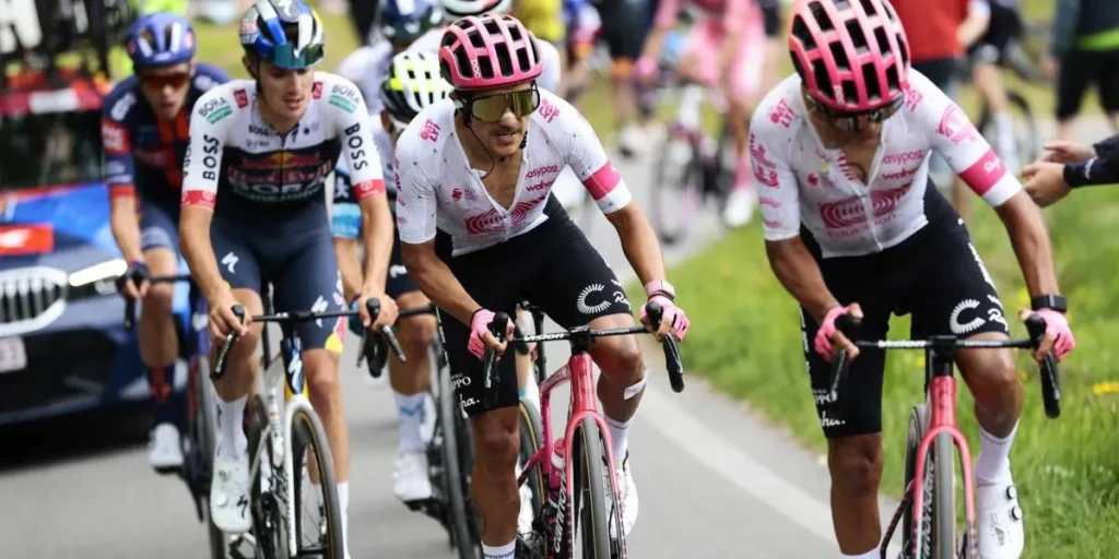 Richard Carapaz en su cumpleaños mantiene el 2do lugar en Italia