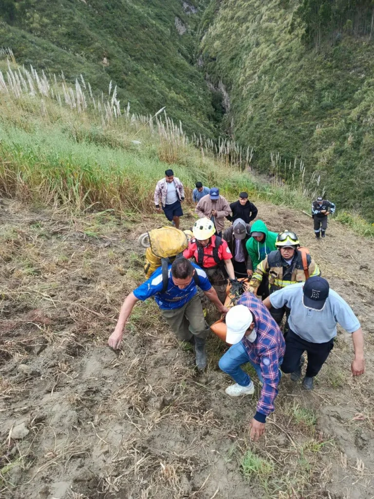 Las tareas de rescate no fueron nada fáciles. Participaron Bomberos, familiares y lugareños