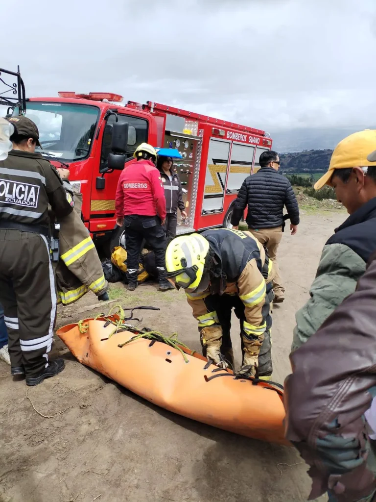 Hombre murió tras caer en una quebrada de Guano. Policía NAcional y Cuerpo de Bomberos tuvieron una ardua labor