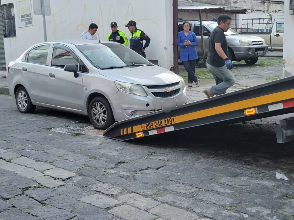 Carro retenido por estacionarse en un garage de Riobamba