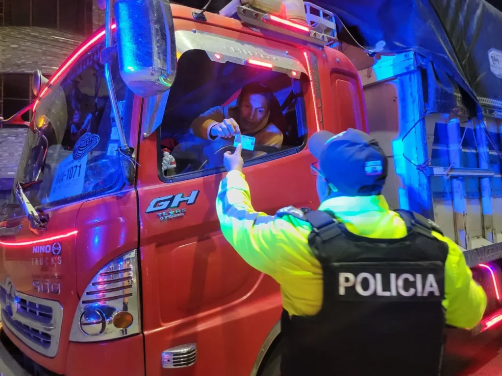 La Policía Nacional de Tránsito retomó el control de las vías de Chimborazo. Un camión que no estaba matriculado fue retenido