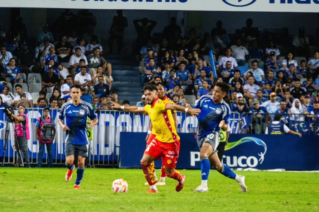 LigaPro: terrible lesión del volante de Aucas ante Emelec (video).