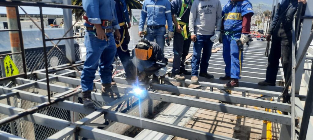 Trabajo informal y pobreza es el reto de los jóvenes de Ecuador