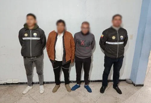 Tres personas de una banda de robacarros detenidos en Ambato.