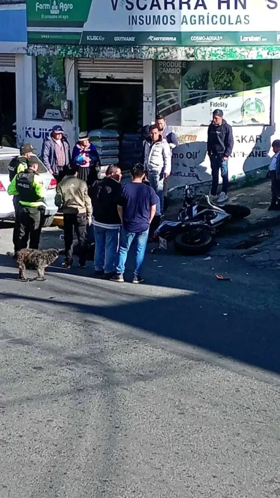 Vehículo choca moto en Guaranda y huye del lugar