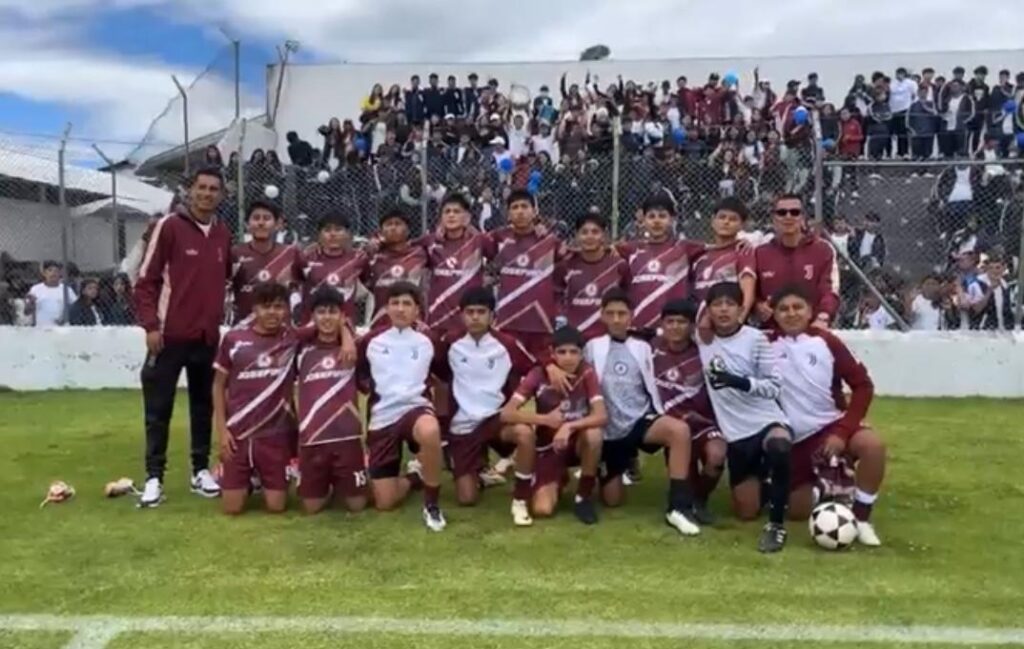 Campeones del intercolegial de fútbol.
