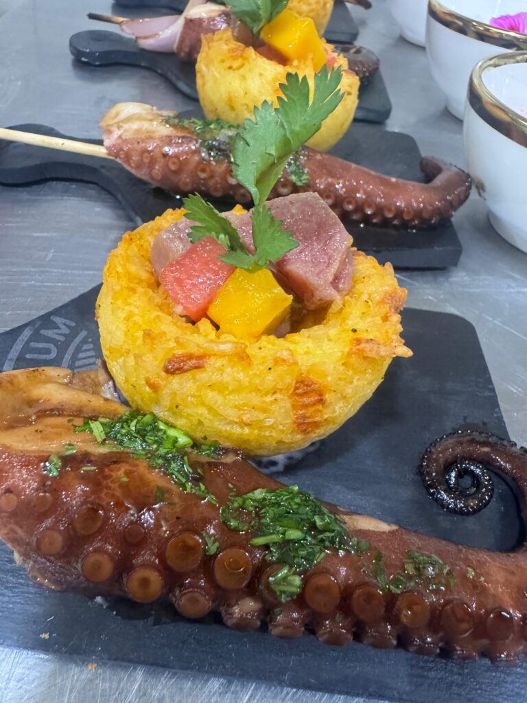 Croqueta de atún rojo con mango y salsa gourmet