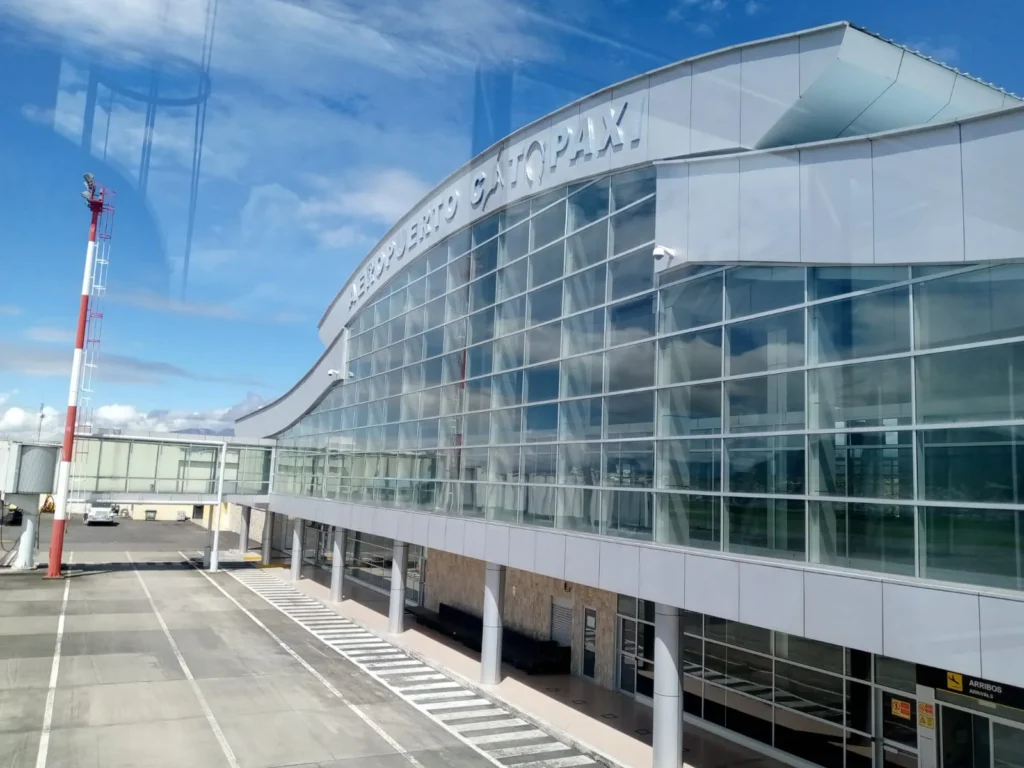 El aeropuerto Cotopaxi tiene una capacidad de 200 personas en la sala nacional y 400 en la sala internacional.