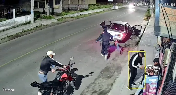Asaltados en auto y motocicleta en parroquia rural de Latacunga.