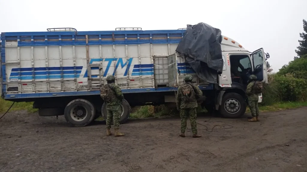 Los uniformados detectaron un camión estacionado en el lugar de la perforación ilegal.