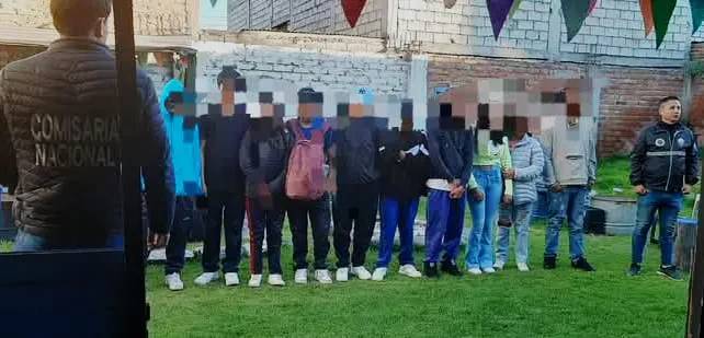 Menores de edad uniformados se encontraban en un bar