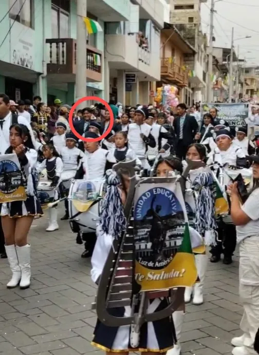 Desfile cívico estudiantil de Pallatanga. En el círculo Juan Enrique T,.