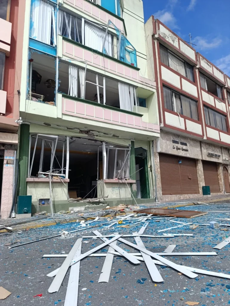 Explosión de tanque de gas genera daños en 7 casas en Riobamba