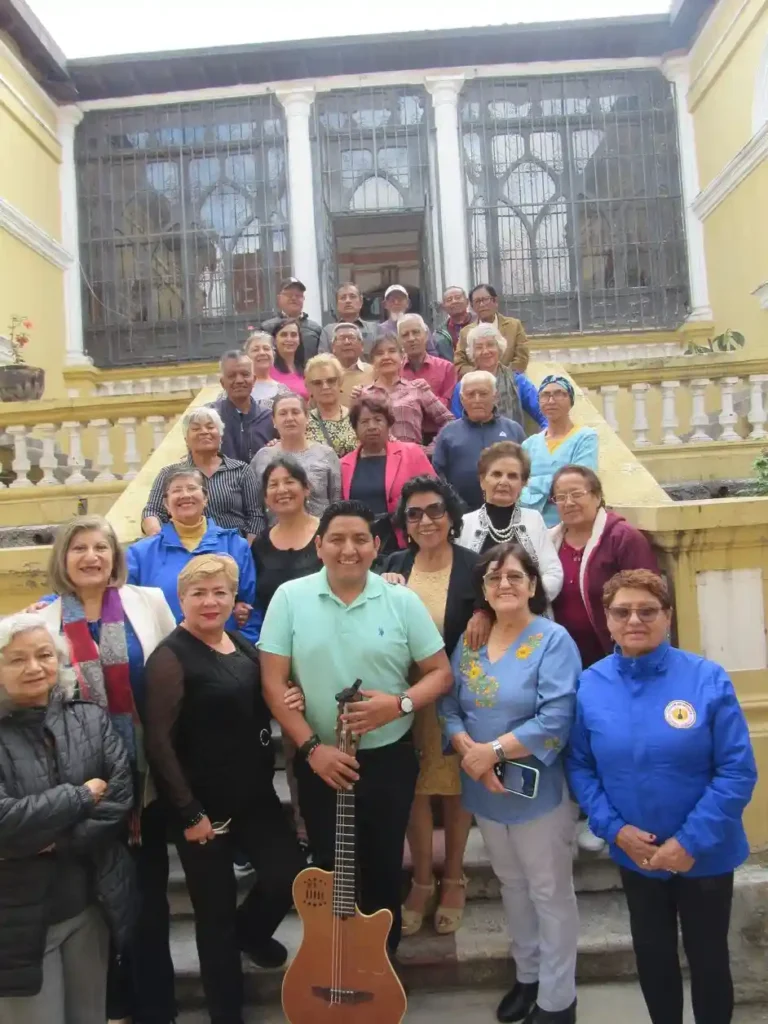 Jubilados IESS eliminan el estrés con la música y el canto