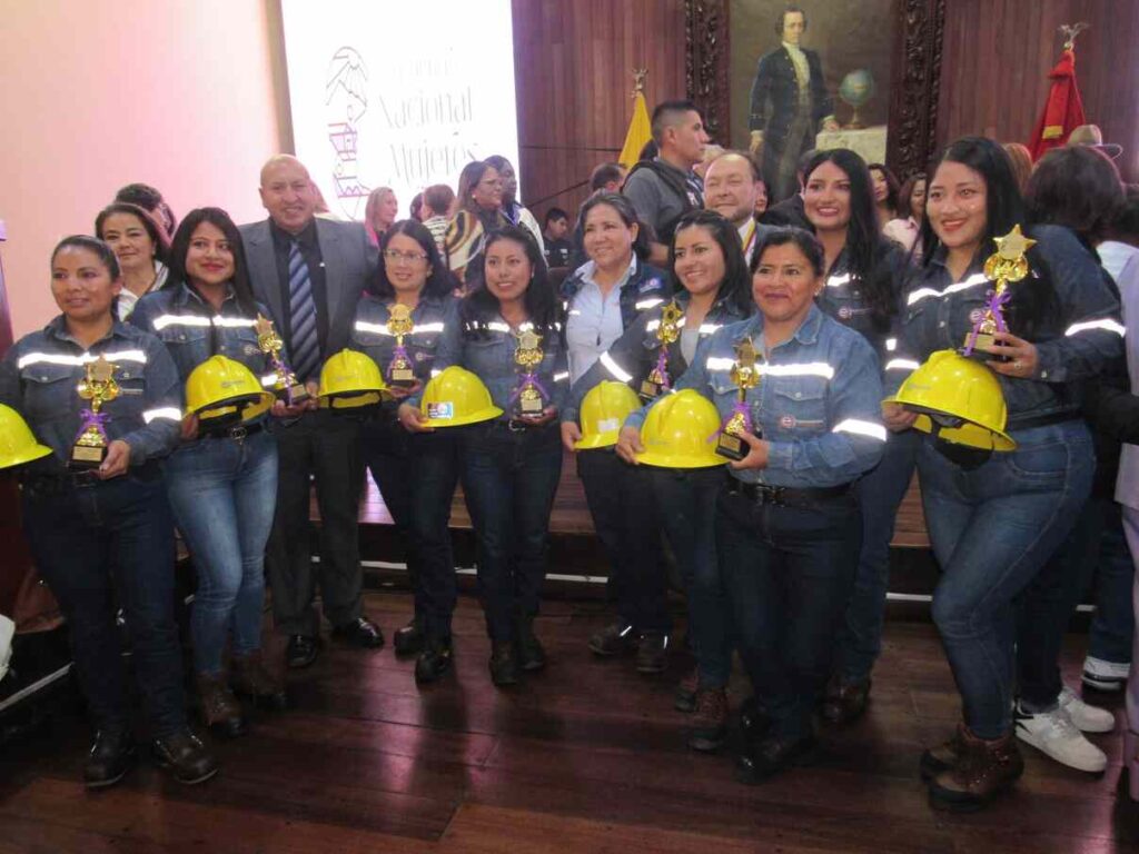 Las 9 linieras que trabajan en la Empresa Eléctrica Riobamba S.A.