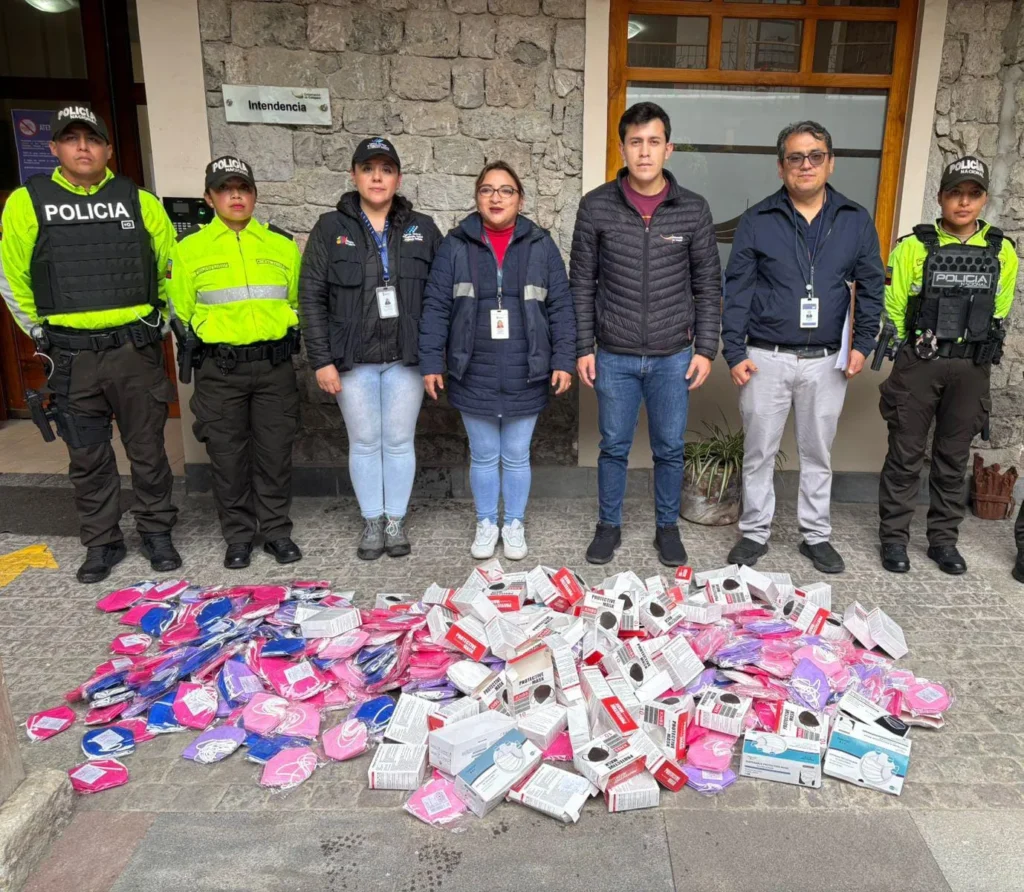Autoridades decomisan 2600 mascarillas caducadas en Latacunga.