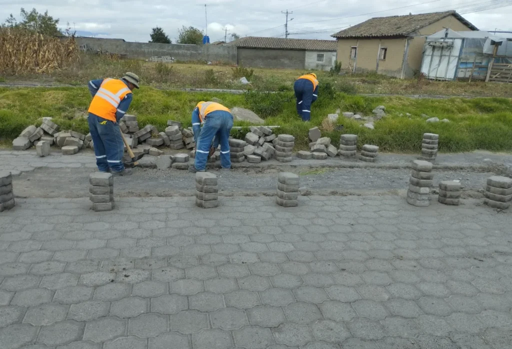 Inició el mejoramiento vial en parroquia Joseguango Bajo. (Foto referencial).