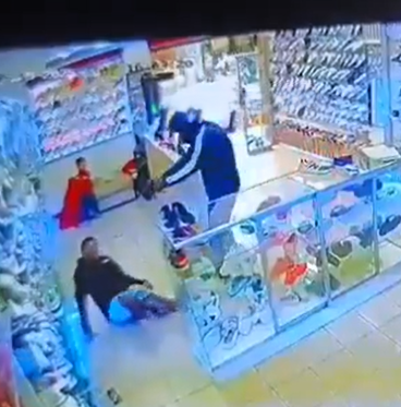 Hombre es asesinado a tiros frente a un niño en local de zapatos