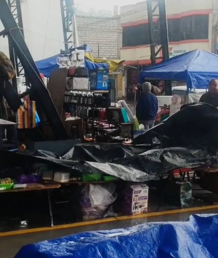 Plaza Canadá se inundó por fuerte aguacero.