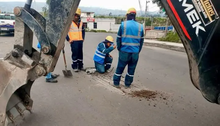 Reparación de tuberías por fuertes lluvias en sector Locoa.