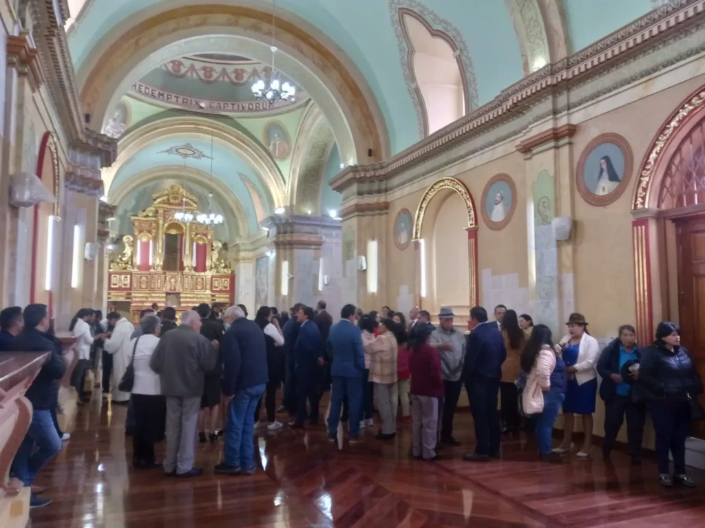 La segunda etapa contempla la restauración de la pintura mural interior, la conservación de los altares y las imágenes religiosas.